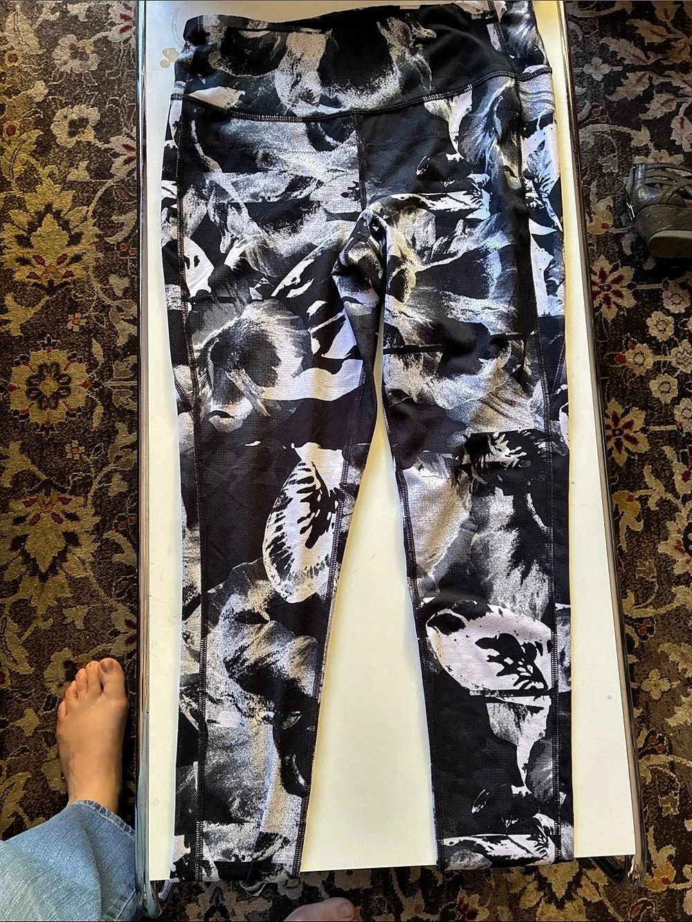 Lucy Abstract Print Leggings in Black & White Size Large Like New